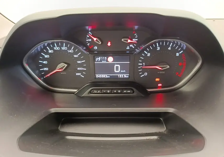 Tableau de bord du Peugeot Rifter 2020 avec affichage digital et compteurs analogiques en vue frontale.
