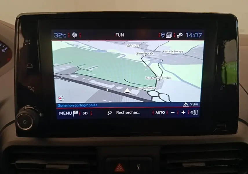 Écran tactile central du tableau de bord du Peugeot Rifter 2020 affichant la navigation GPS en intérieur.