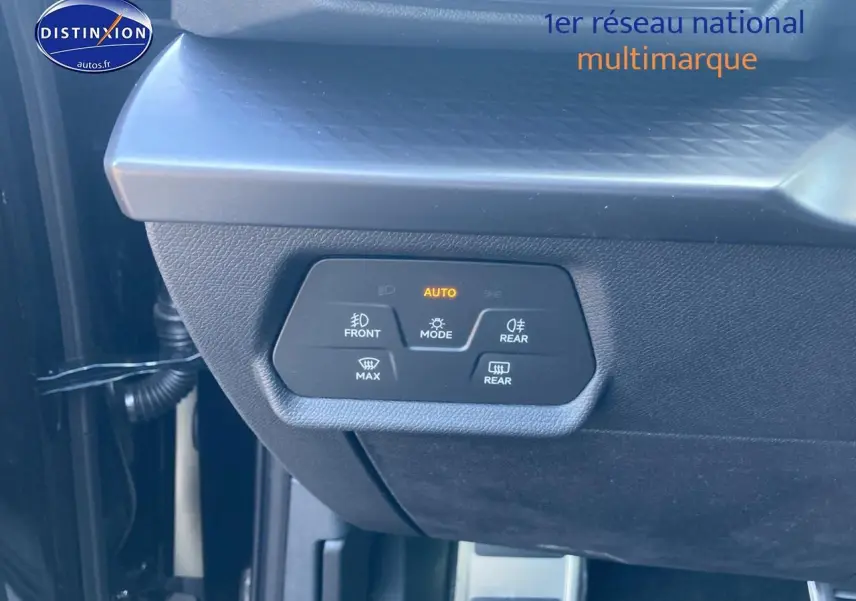 Gros plan sur les commandes d’éclairage et de désembuage du tableau de bord d’une CUPRA Formentor noir midnight, vue intérieure.