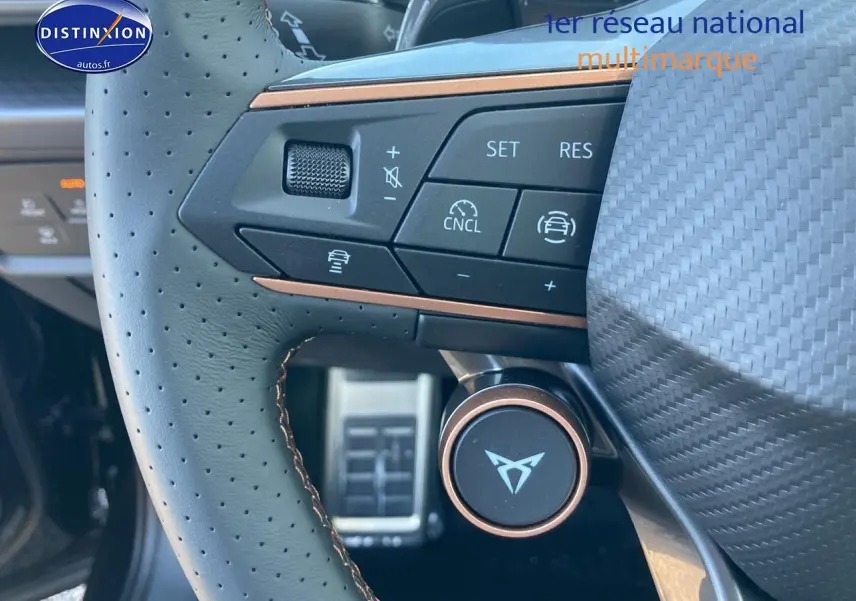 Gros plan sur le volant cuir perforé noir midnight du Cupra Formentor 2025 avec commandes multifonctions et logo central.