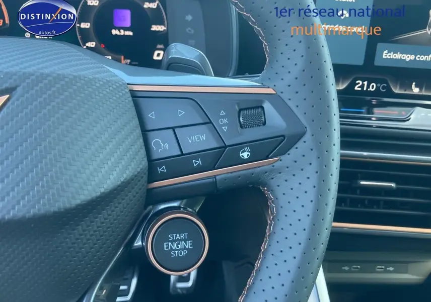 Gros plan sur le volant cuir perforé noir avec commandes multifonctions et bouton start/stop du CUPRA Formentor 2025.