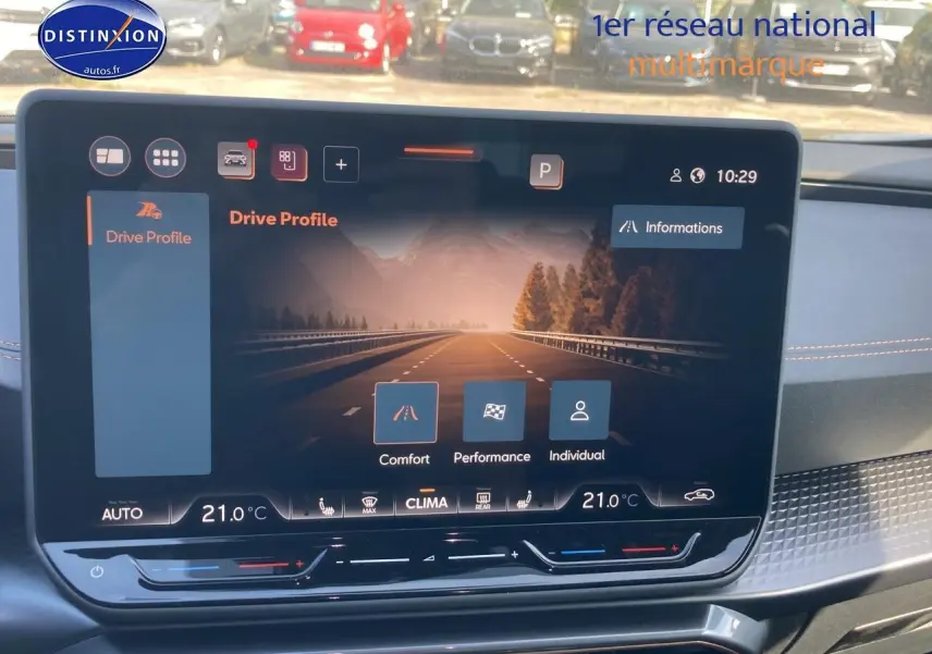 Vue intérieure centrée sur l'écran tactile du tableau de bord du CUPRA Formentor 2025 avec interface Drive Profile affichée.