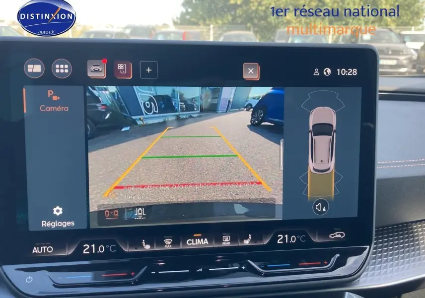 Écran tactile intérieur montrant la caméra de recul du CUPRA Formentor noir midnight en stationnement.