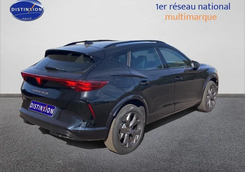 Vue 3/4 arrière droite d’un CUPRA Formentor noir midnight avec feux LED et jantes alu 18 pouces.