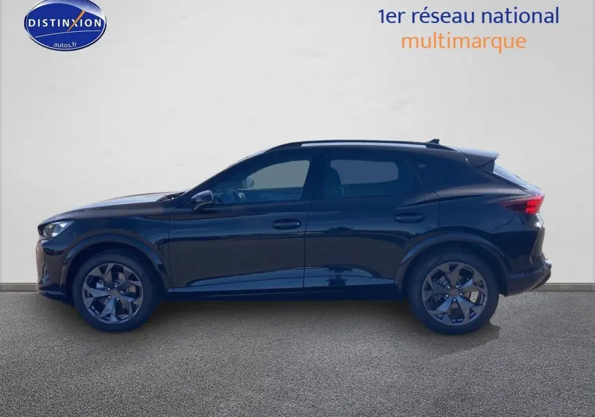 Vue latérale droite d'un CUPRA Formentor 1.5 etsi hybrid noir midnight avec jantes alu 18 pouces.