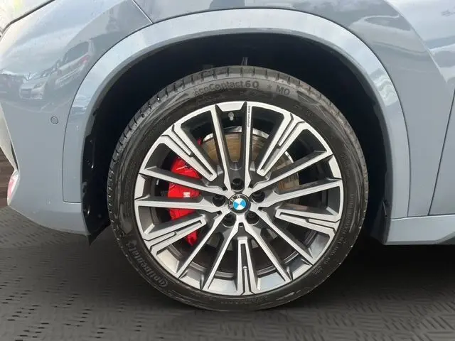 Gros plan sur la jante alliage 20'' style 869i avec frein M Sport rouge du BMW X1 Storm Bay côté gauche.