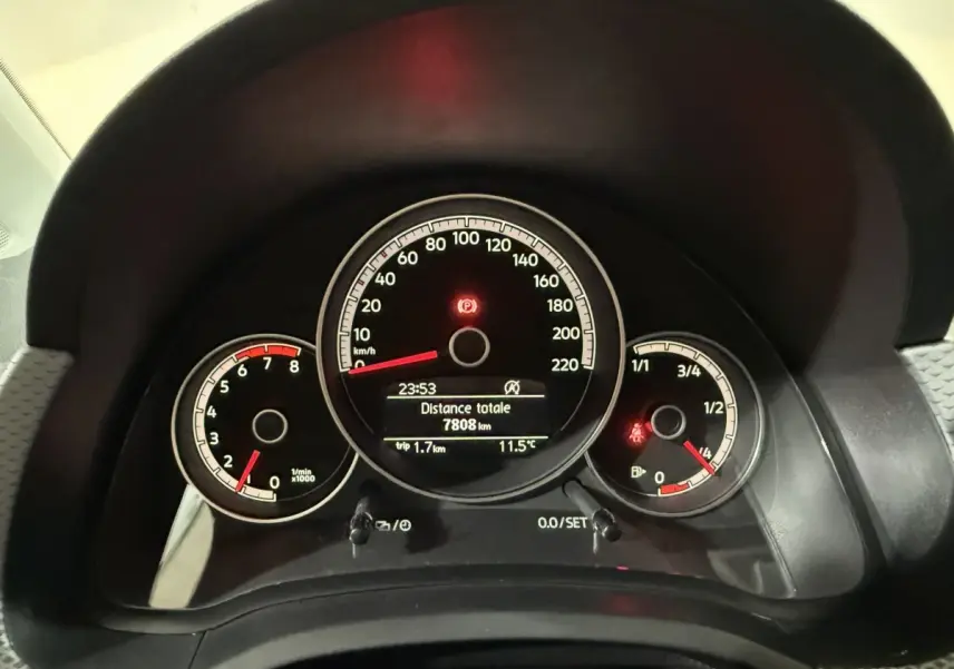 Tableau de bord de Volkswagen Up 1.0 65 Active 2022, affichage digital et compteurs analogiques en gros plan.