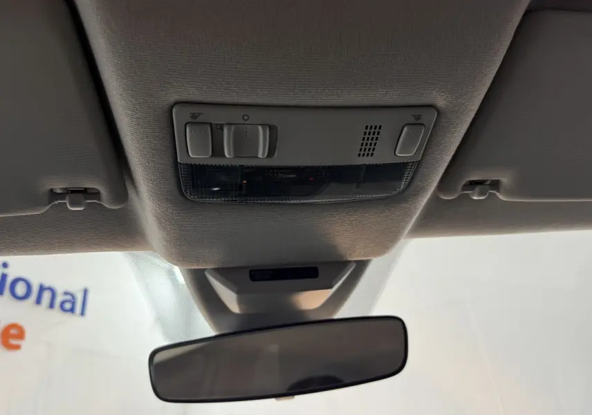 Plafonnier intérieur gris clair avec commandes d'éclairage et rétroviseur central d'une Volkswagen Up 1.0 65 Active 2022.