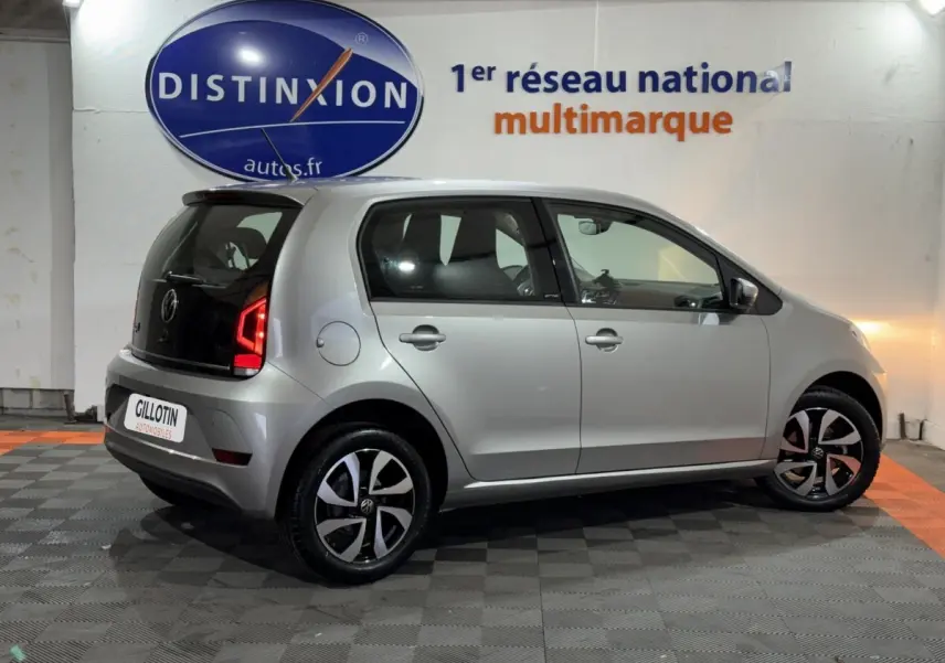 Vue latérale droite d'une Volkswagen Up gris foncé 2022 avec feux arrière LED et jantes alliage distinctives.