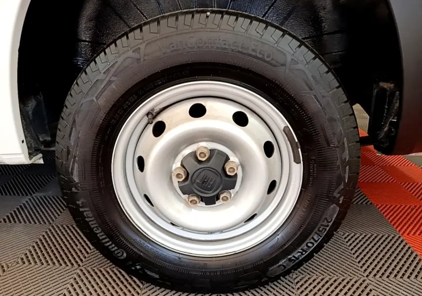 Gros plan sur la roue avant droite blanche du FIAT Ducato Fourgon 2021 avec jante acier et pneu Continental noir.