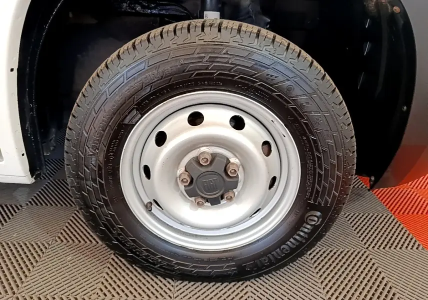 Gros plan sur la roue avant droite blanche du Fiat Ducato Fourgon 2021 avec jante acier et logo FIAT au centre.