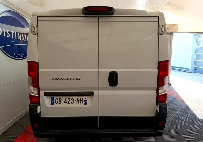 Vue arrière du FIAT Ducato Fourgon blanc 2021 avec portes battantes fermées et plaque d'immatriculation visible.