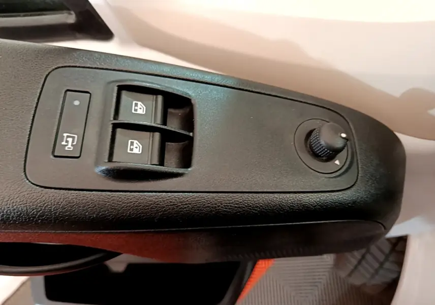 Gros plan sur les commandes de lève-vitres et réglage des rétroviseurs côté conducteur du Fiat Ducato Fourgon blanc.