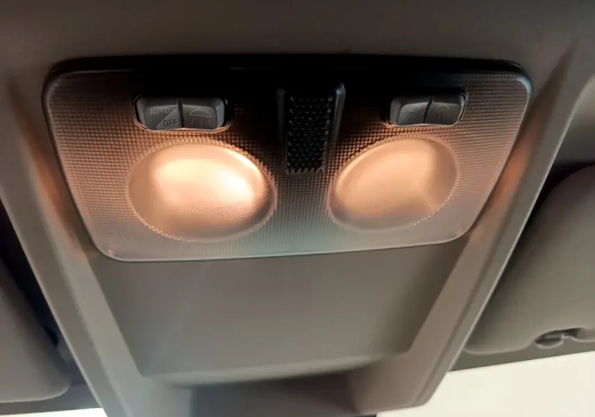 Plafonnier intérieur allumé avec boutons de commande, vue en gros plan du Fiat Ducato Fourgon blanc 2021.