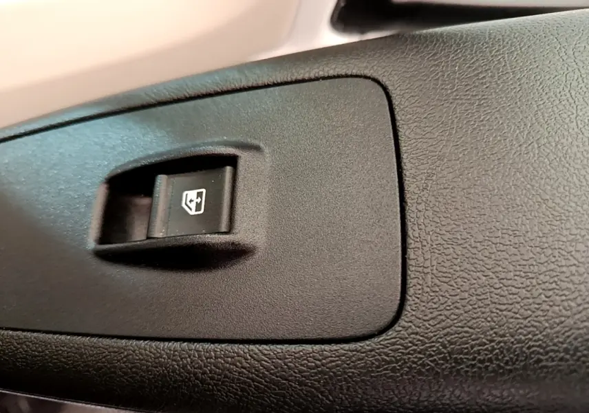 Gros plan sur l’interrupteur de commande de vitre électrique côté conducteur du Fiat Ducato Fourgon blanc, intérieur noir.
