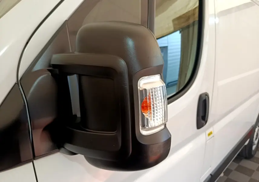 Gros plan sur le rétroviseur droit noir avec clignotant intégré du FIAT Ducato Fourgon blanc, vue latérale.