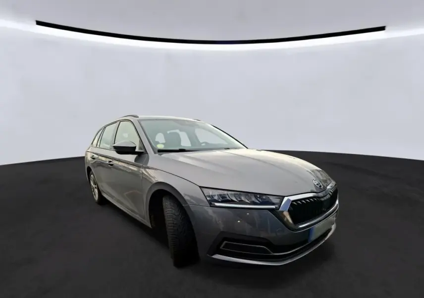 Vue 3/4 avant gauche d'une Skoda Octavia Combi gris métallisé avec calandre chromée et jantes alliage 16 pouces.