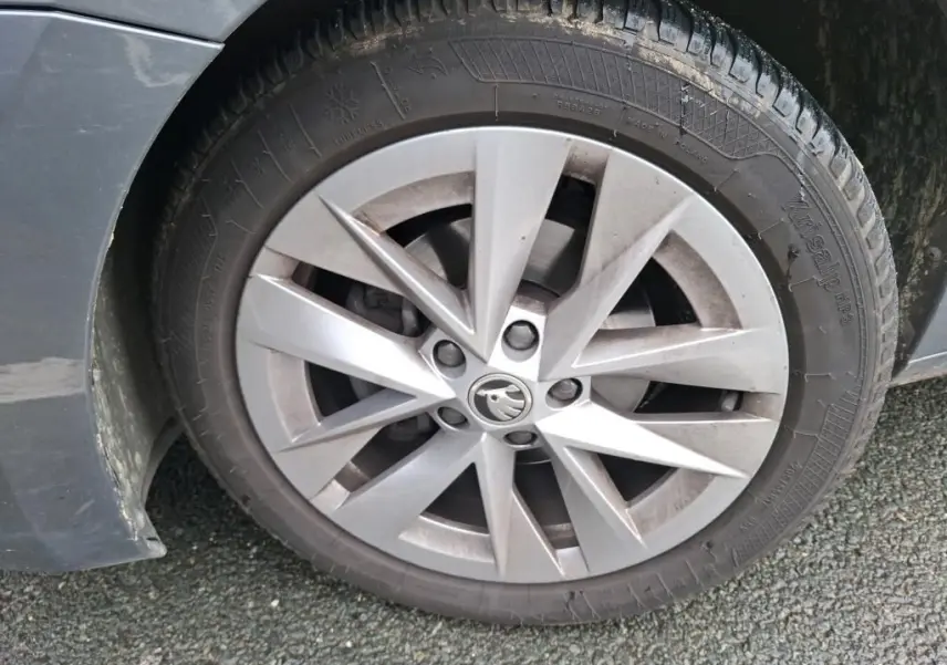 Gros plan sur la jante alliage 16'' Twister gris argenté d'une Skoda Octavia Combi gris, avec pneu hiver visible.