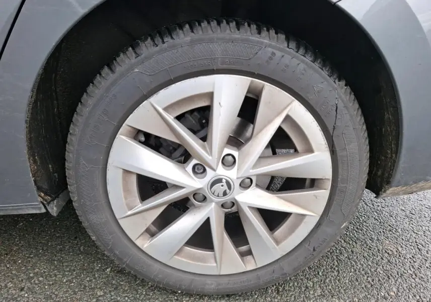 Gros plan sur la jante alliage 16'' Twister gris argenté d'une Skoda Octavia Combi 2023, pneu hiver visible.