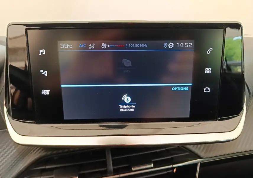 Écran tactile central 7 pouces de la Peugeot 208 PureTech 75 S&S Active Pack, affichage Bluetooth et climatisation.