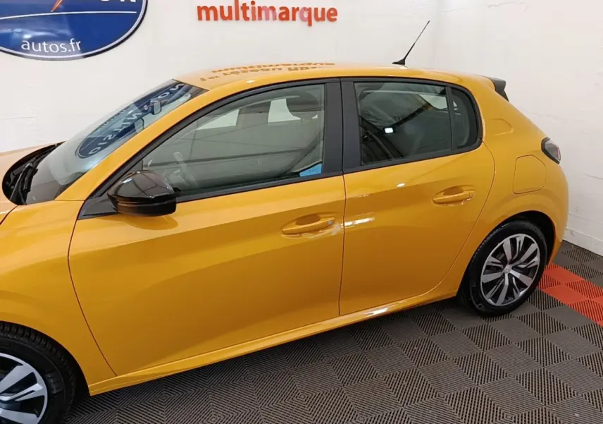 Vue latérale droite d'une Peugeot 208 jaune vif avec rétroviseurs noirs et jantes stylisées en concession.
