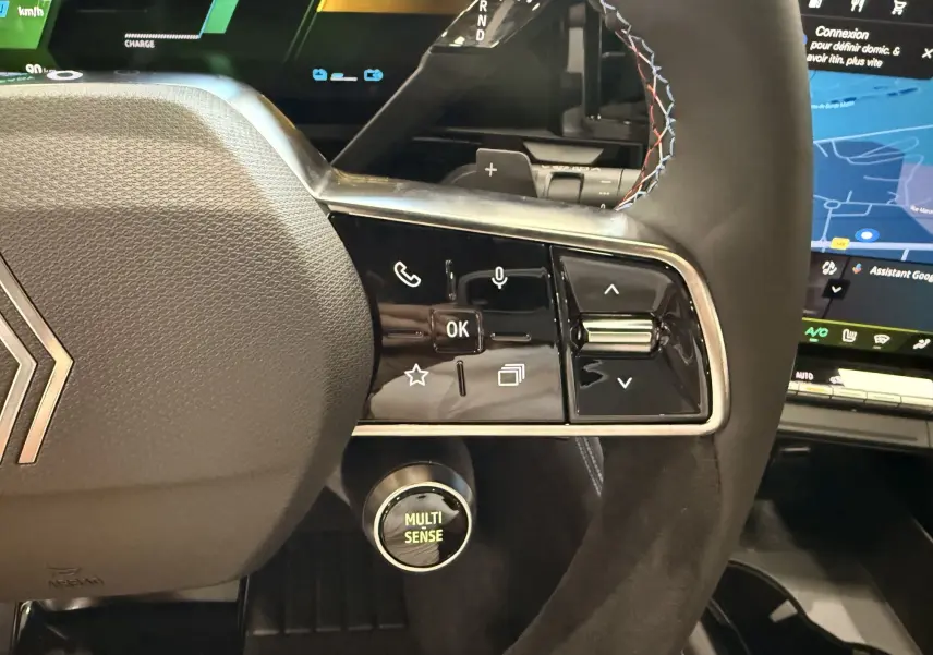Gros plan sur le volant du Renault Austral full hybrid, côté droit avec commandes intégrées et bouton Multi-Sense visible.