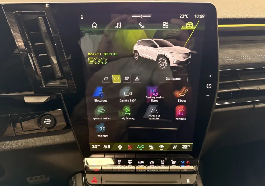 Écran tactile central du Renault Austral 2026 affichant le mode Eco et les options de conduite, intérieur noir.