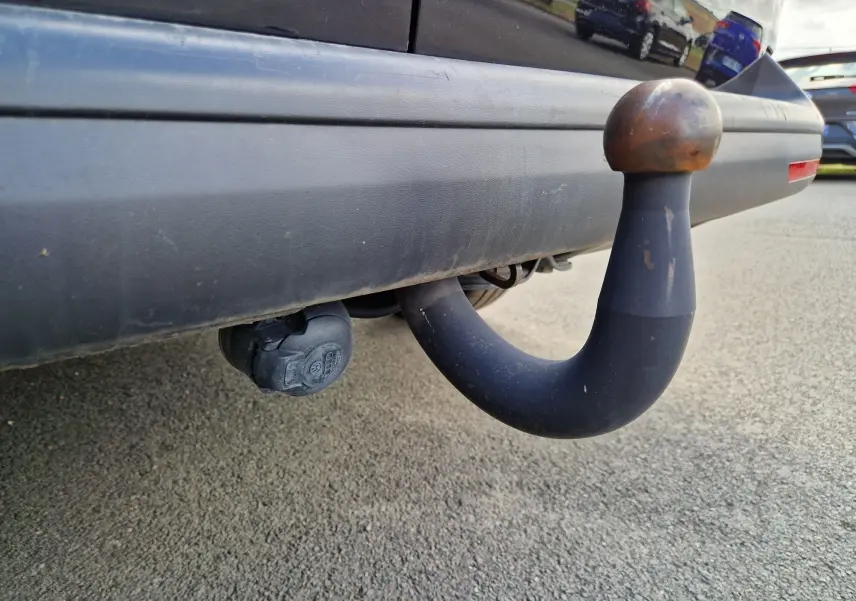 Gros plan sur le dispositif d'attelage rigide noir sous le pare-chocs arrière d'un Volkswagen Transporter noir.