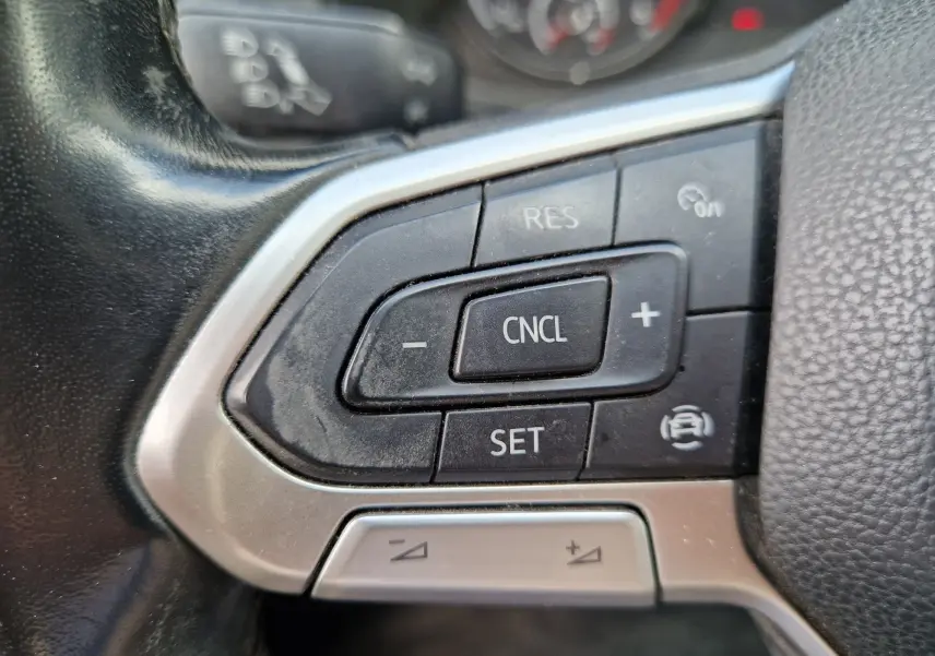 Gros plan sur les commandes du volant multifonction du Volkswagen Transporter noir 2020, version Business Line.