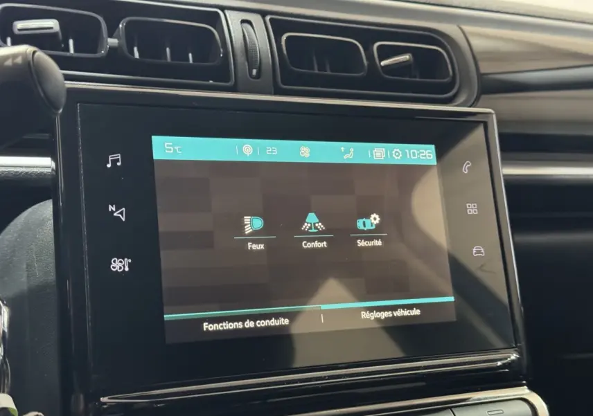 Écran tactile central de la CITROEN C3 2018 affichant les réglages de conduite, vue rapprochée de l'intérieur noir.