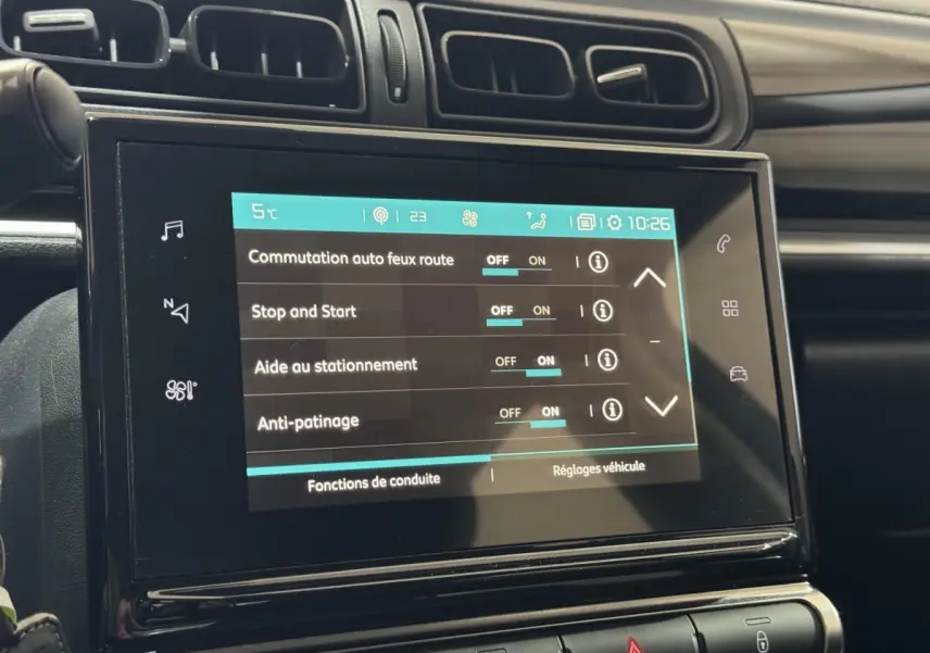 Écran tactile central affichant les réglages d'aide à la conduite dans l'habitacle d'une Citroën C3 bleu 2018.