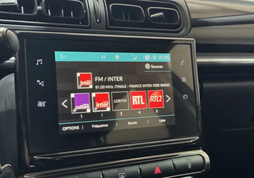 Écran tactile central affichant les radios FM dans l'habitacle noir du Citroën C3 PureTech 82 2018.