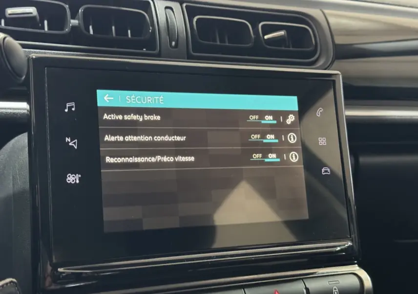 Écran tactile du système de sécurité dans l'habitacle de la Citroën C3 bleu, vue rapprochée du tableau de bord.