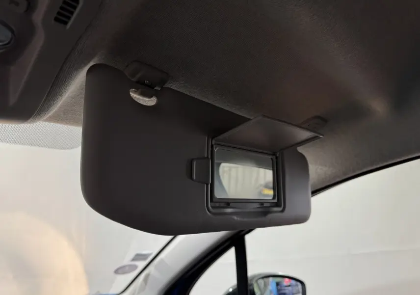 Pare-soleil intérieur avec miroir de courtoisie ouvert sur une Citroën C3 bleue, vue côté conducteur.