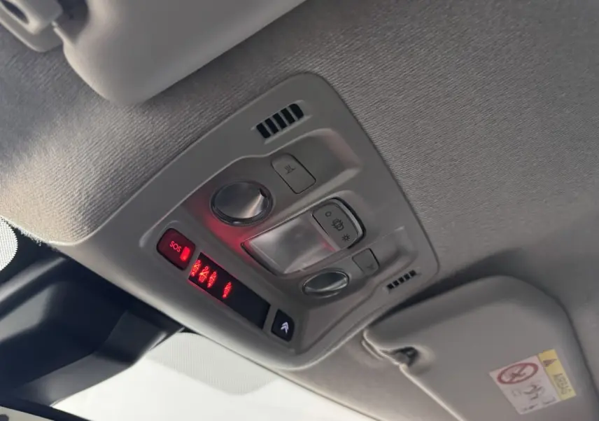 Plafonnier intérieur avec commandes d'éclairage et bouton SOS, vue du toit de la Citroën C3 bleu 2018.