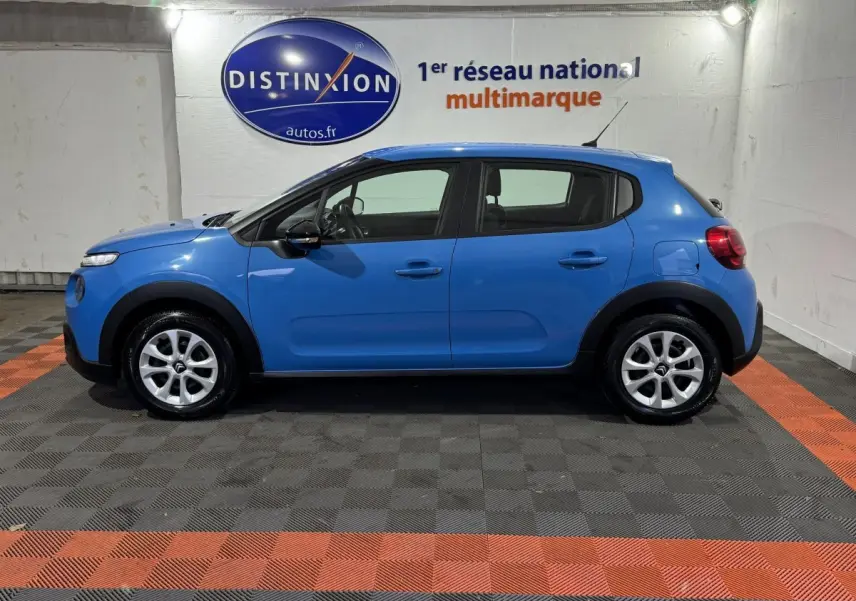Profil côté gauche d'une Citroën C3 bleu vif de 2018, avec jantes alliage et protections noires sur les passages de roues.