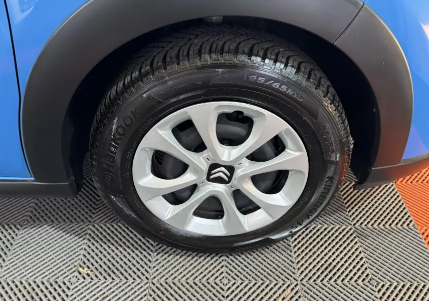 Gros plan sur la roue avant droite d'une Citroën C3 bleu 2018 avec jante argentée et pneu Hankook.