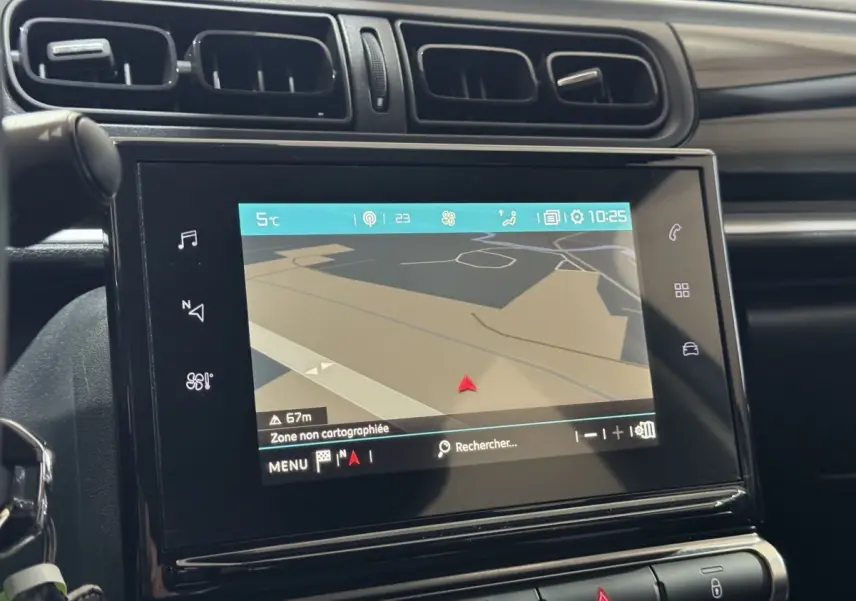 Écran tactile de navigation 7 pouces dans l'habitacle noir d'une Citroën C3 bleu, vue de face rapprochée.