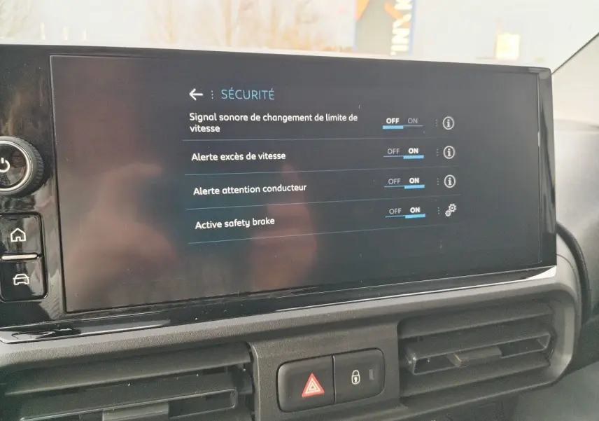 Écran tactile intérieur du Peugeot Partner Fourgon blanc, affichant les réglages de sécurité du véhicule.
