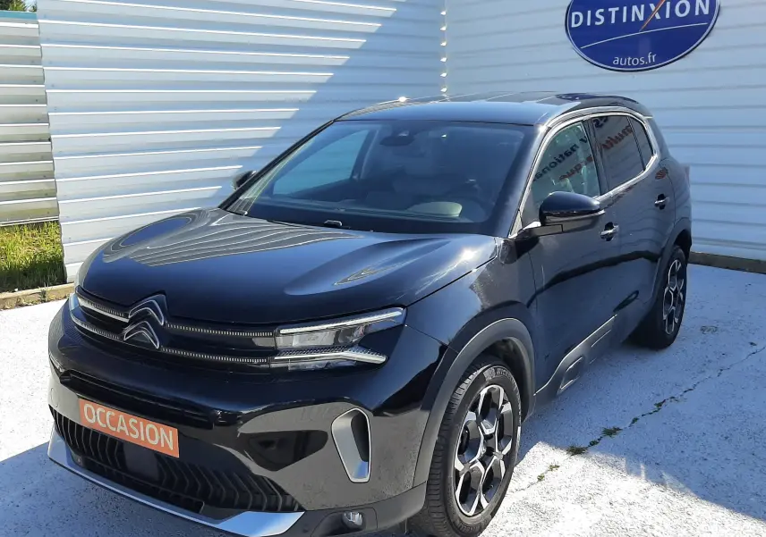 Citroën C5 Aircross noir Perla Nera en 3/4 avant droit, avec jantes bi-ton et calandre distinctive.