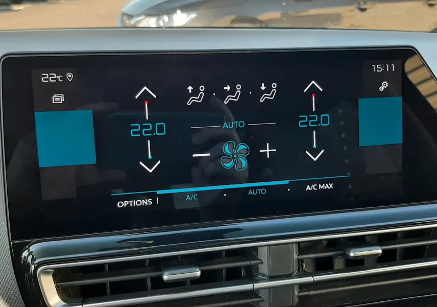Vue rapprochée de l’écran tactile de climatisation du Citroën C5 Aircross noir, affichant 22°C en mode automatique.