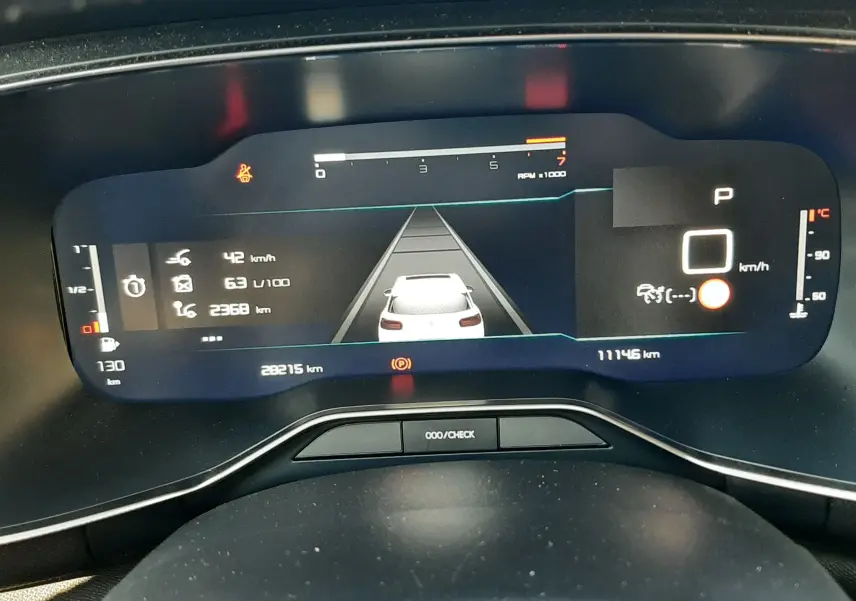 Vue rapprochée du tableau de bord numérique du Citroën C5 Aircross noir, affichant la vitesse, la consommation et l'odomètre.