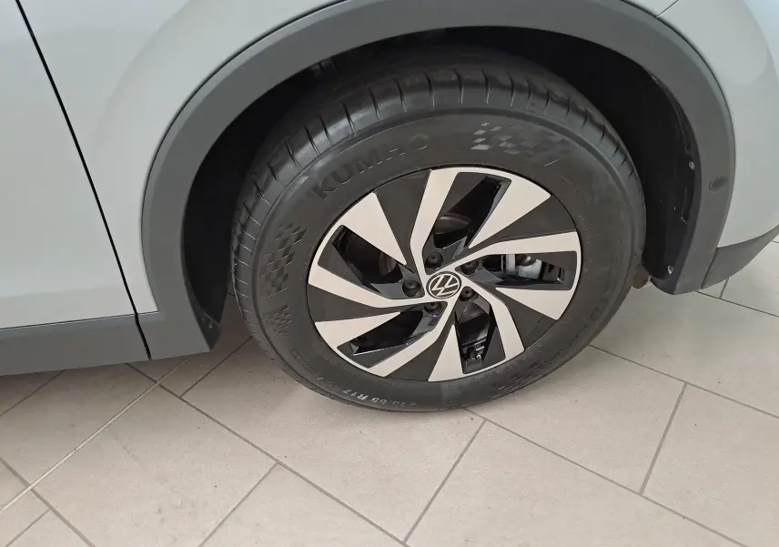 Gros plan sur la roue avant droite du Volkswagen Tiguan 2.0 TDI 150 DSG7 VW Edition argent Dolomite avec jante alliage bicolore.