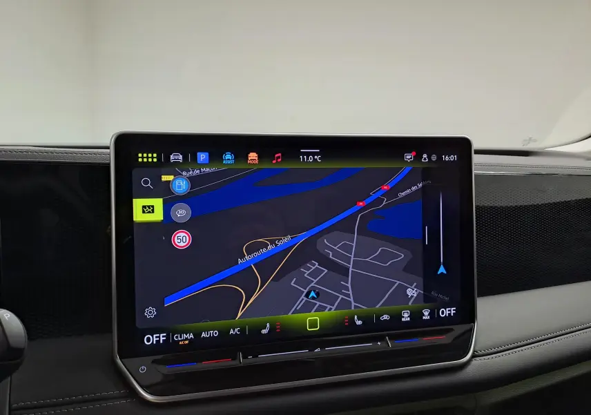 Écran tactile central du Volkswagen Tiguan 2025 affichant la navigation, avec tableau de bord noir et finition moderne.