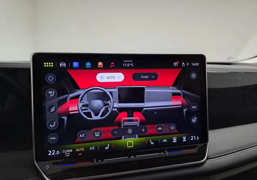 Écran tactile intérieur du Volkswagen Tiguan 2025 affichant le contrôle de la climatisation et le tableau de bord numérique.