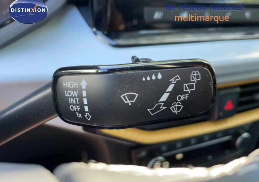Gros plan sur la commande d’essuie-glace du SEAT Arona 2025, intérieur noir avec détails bois clair.