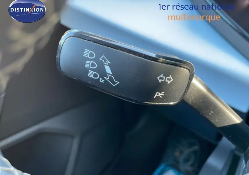 Gros plan sur la manette de clignotant du SEAT Arona 2025, intérieur noir avec commandes d’éclairage visibles.