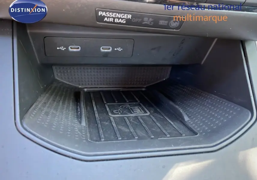 Gros plan sur la zone de recharge sans fil et ports USB-C dans l’habitacle du SEAT Arona 2025 blanc toit gris.