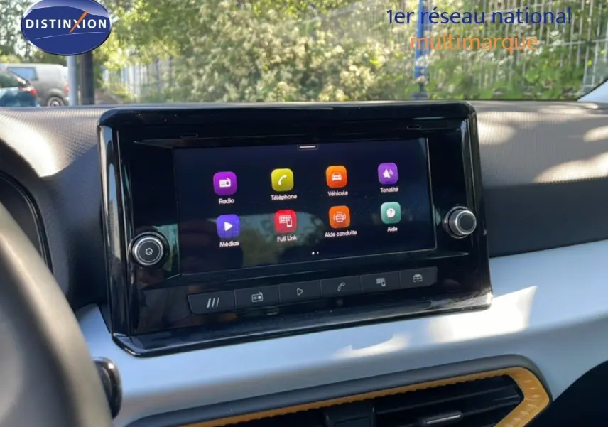 Vue intérieure centrée sur l'écran tactile multimédia du tableau de bord du SEAT Arona 2025, finition Style Special Edition.