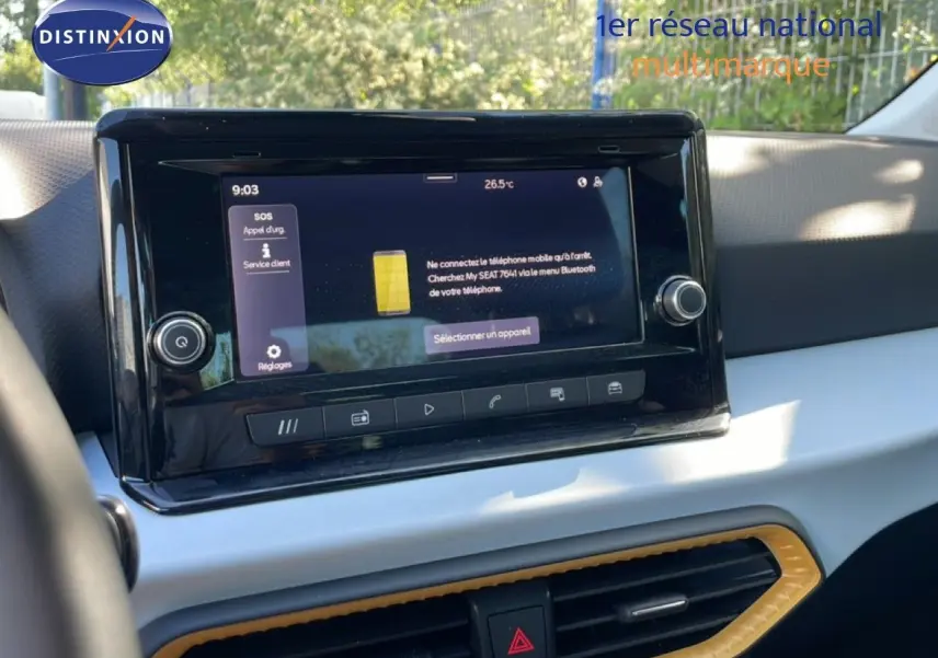 Vue rapprochée de l’écran tactile central du tableau de bord d’un SEAT Arona blanc toit gris, affichant le menu Bluetooth.